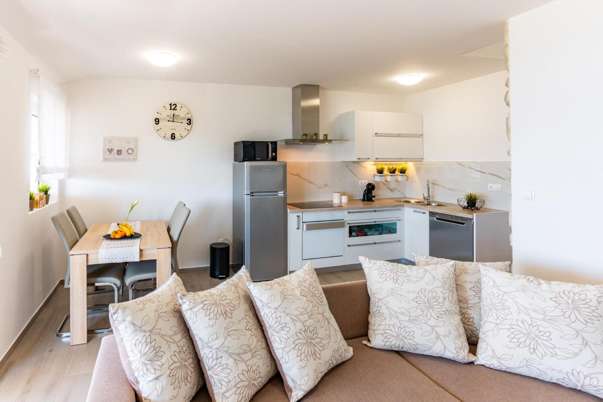 Apartman Petra S Pogledom Na More Banjol Extérieur photo